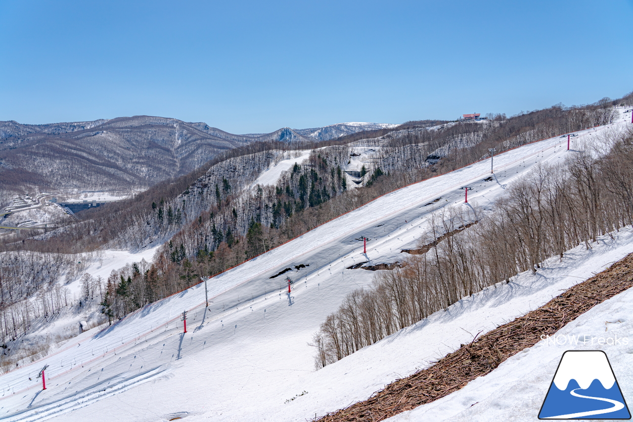 朝里川温泉スキー場｜豊富な残雪のおかげで、4月10日（日）まで営業延長中！日本海を眺めながら、のんびり春スキー＆スノーボードを楽しみましょう♪